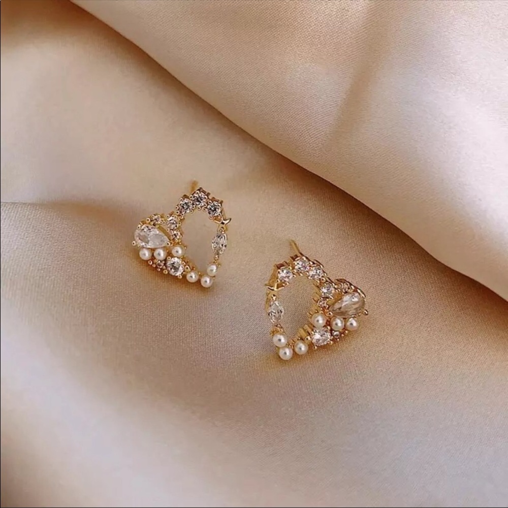 NEW Women’s Heart Pearl Earrings - Picture 2 of 2